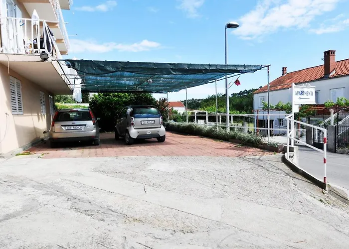 Fiorenini 2 شقة *